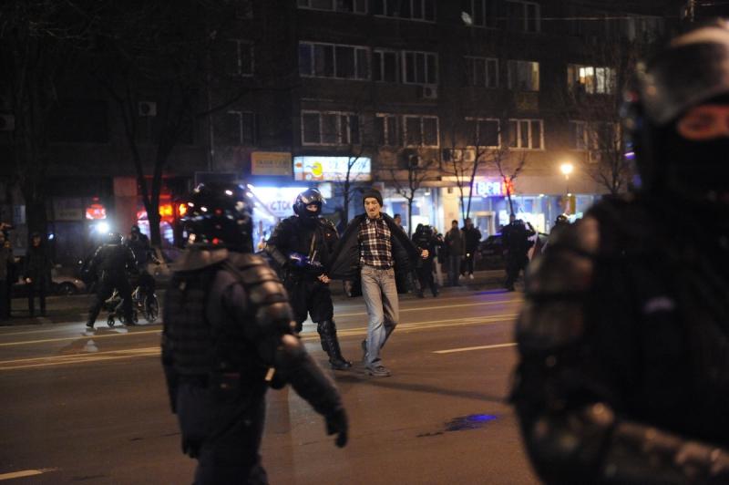 Vezi filmul degenerarii protestului din Piaţa Universitaţii. GALERIE FOTO 6541823