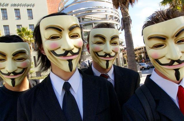 Atac informatic de amploare: Site-ul FBI, cel al Departamentului de Justiţie şi paginile mai multor case de discuri, sparte de hackerii de la Anonymous