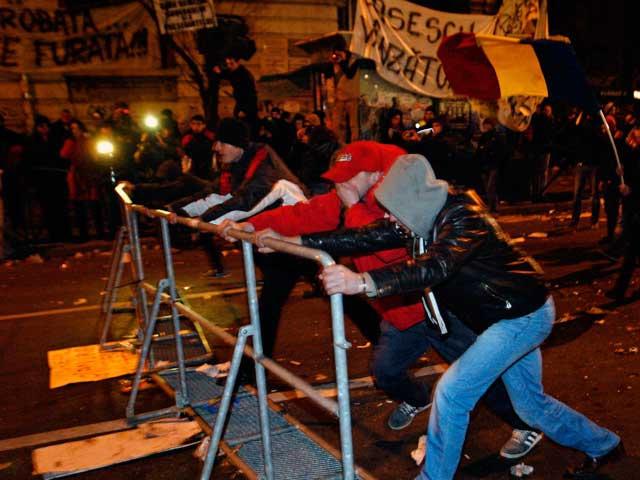 Ultraşii dinamovişti încearcă să demonstreze că nu sunt vinovaţi de violenţele de joi seară din Capitală (VIDEO)
