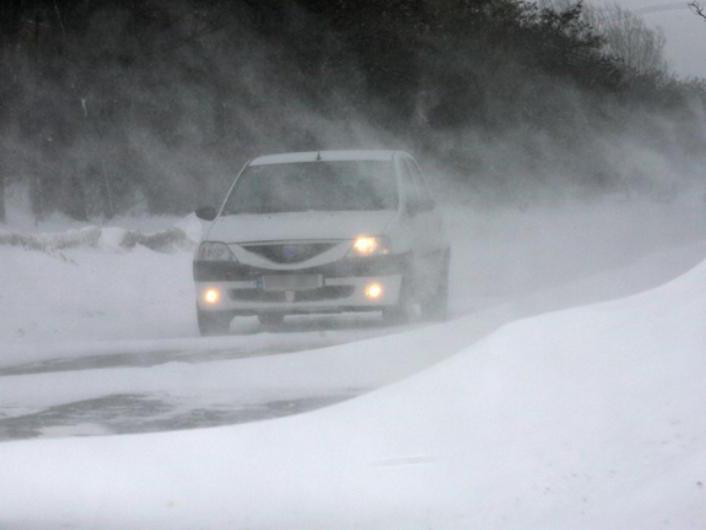 Circulaţie blocată pe Autostrada Soarelui, între localităţile Basarabi şi Agigea, din cauza viscolului şi a zăpezii