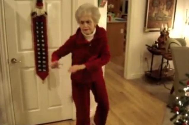 O bunicuţă de 90 de ani a devenit vedetă pe internet: Cum a reuşit bătrânica să impresioneze mii de persoane (VIDEO)