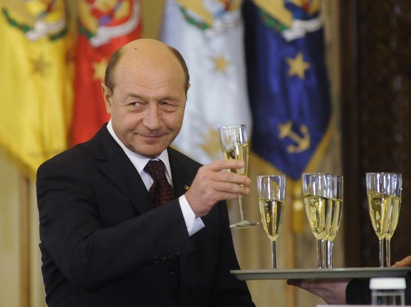 Traian Băsescu face cadouri scumpe