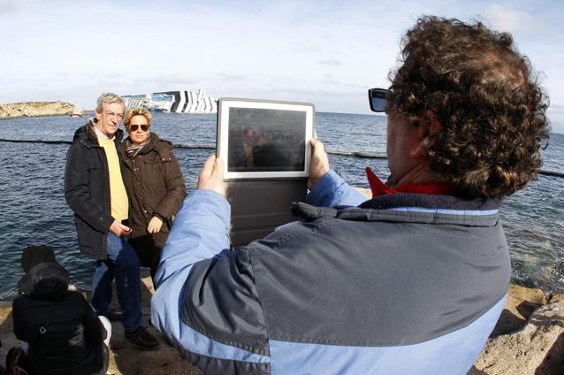 Turism macabru la locul naufragiului navei Costa Concordia: Zeci de curioşi fac poze cu giganticul vas de croazieră