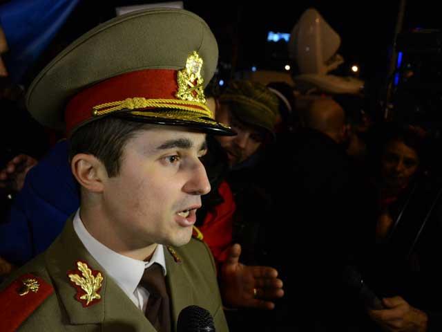 Un locotentent al Armatei Române, în uniformă, s-a alăturat protestatarilor în Piaţa Universităţii (VIDEO)