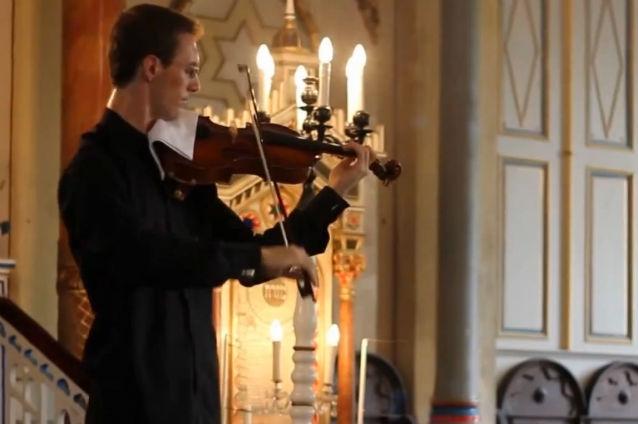 Un violonist, întrerupt în timpul unui concert de un telefon mobil. Peste un milion de persoane s-au uitat la reacţia lui Lukas Kmit (VIDEO)