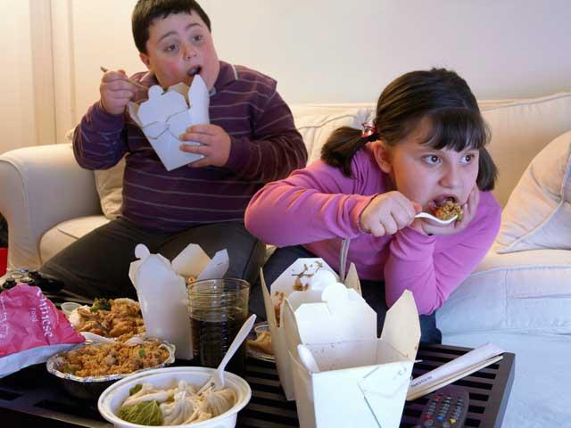 Copiii crescuţi cu regimul "pizza-băuturi carbogazoase dulci” sunt obezii de mâine