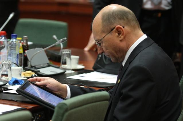 De la Palat, Băsescu dă mesaje online către popor