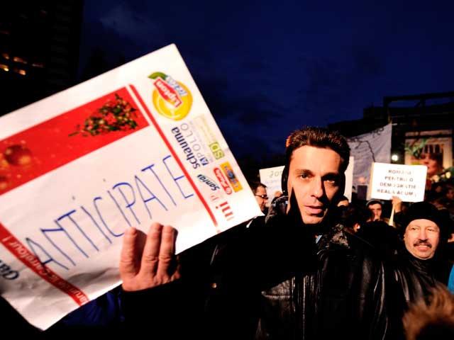 Mircea Badea: Cum se comportă activiştii băsişti infiltraţi printre protestatarii din Piaţa Universităţii