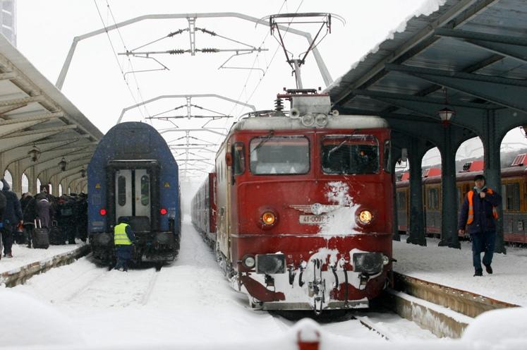 CFR a anulat mai multe trenuri din cauza ninsorilor. Vezi ce rute sunt afectate