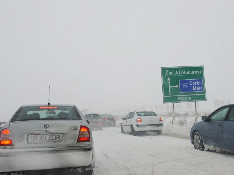 Circulaţie blocată pe A1, pe sensul Piteşti-Bucureşti, după ce un TIR s-a răsturnat din cauza zăpezii