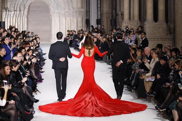 Rochie roşie impresionantă la Paris Fashion Week: Cântăreşte 50 de kilograme şi are 45 de metri lungime (FOTO)