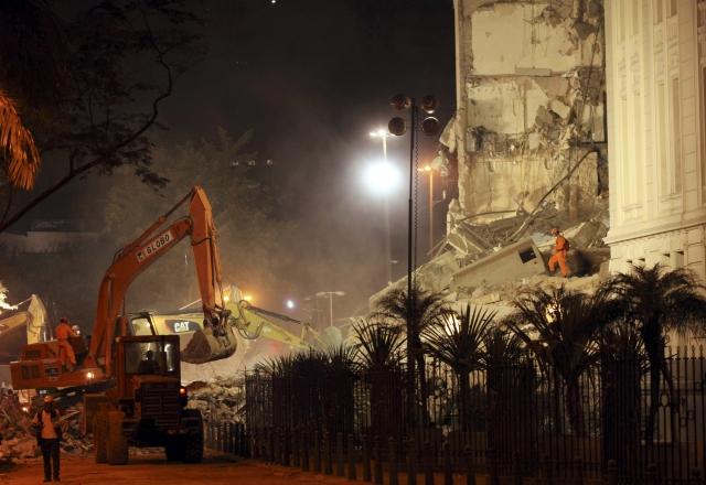 Dezastru la Rio de Janeiro: Trei clădiri s-au prăbuşit în centrul metropolei(VIDEO)