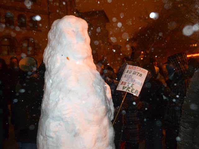 "Plouă, ninge, noi vom învinge". Viscolul nu i-a oprit pe oameni să protesteze în Piaţa Universităţii şi în ţară
