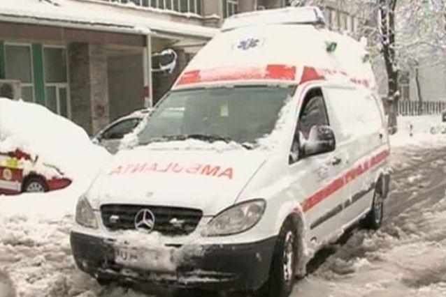 Traficul a fost blocat în Tulcea. Doi oameni au murit aşteptând ambulanţa