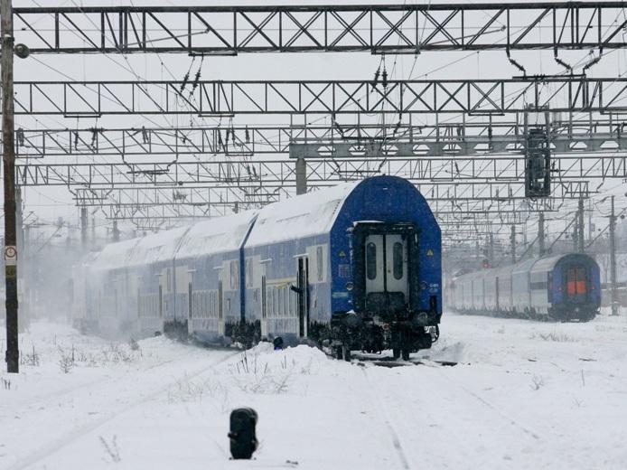Tren deraiat din cauza zăpezii. Cei 123 de călători au fost preluaţi de o altă garnitură