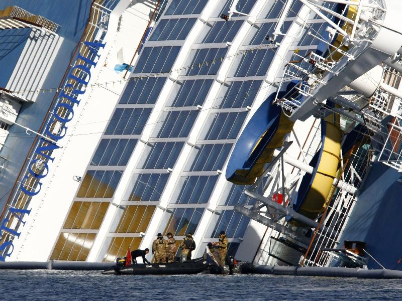 Turiştii bogaţi de pe vasul Concordia au oferit bani echipajului pentru a fi evacuaţi primii
