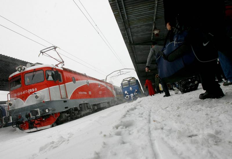 Zeci de trenuri au fost anulate din cauza zăpezii. Vezi modificările operate de CFR