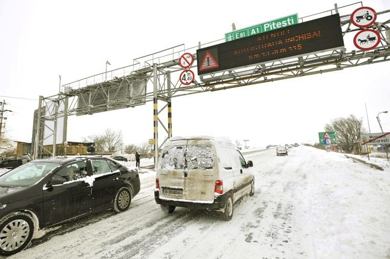 Autostrada Bucureşti-Piteşti, parţial redeschisă. 39 de drumuri naţionale rămân închise. Vezi imagini cu elicoptere MAI în misiuni de salvare