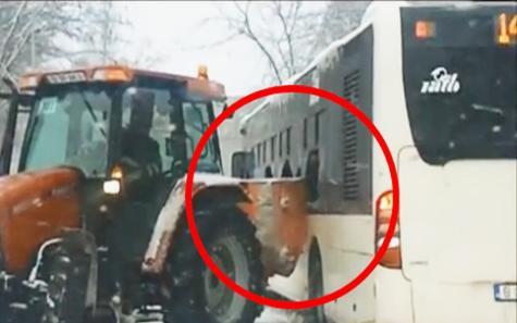 Dorel face exces de zel: A intrat cu excavatorul în autobuzul 149 (VIDEO)