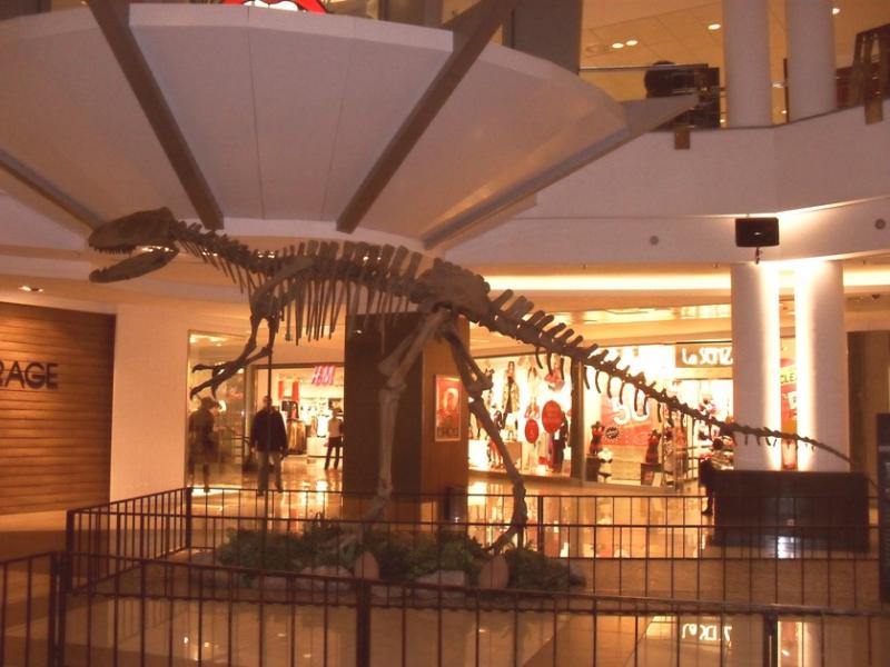 Invazie de dinozauri la Mall