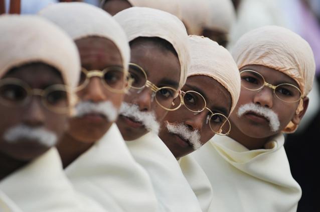 485 de băieţi costumaţi în Gandhi, în Cartea Recordurilor