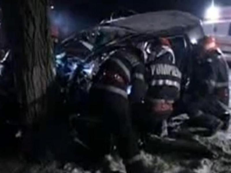 Accident grav în Vaslui: Şase persoane au murit după ce maşina în care se aflau a intrat într-un pom