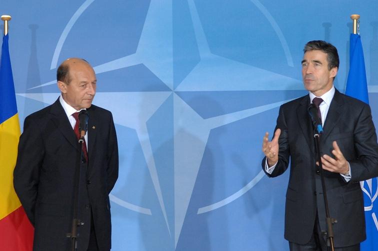 Traian Băsescu, după întâlnirea cu secretarul general al NATO: România îşi va menţine forţele în Afganistan tot anul 2012