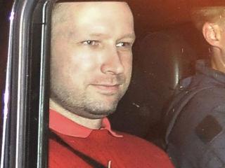 Extremistul Breivik se vrea intervievat după gratii