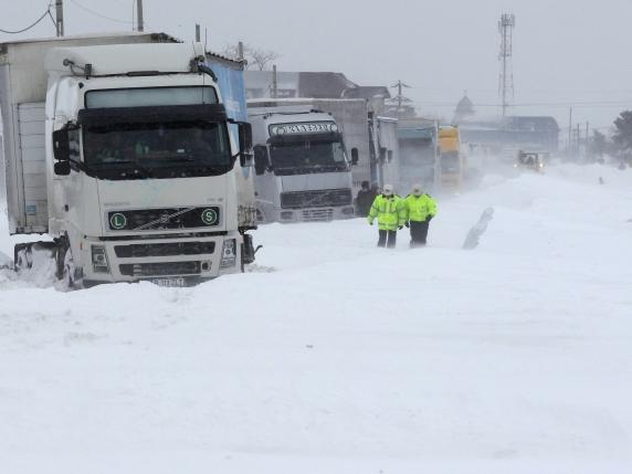 Zăpada şi viscolul au închis 13 drumuri naţionale. Vezi situaţia traficului rutier
