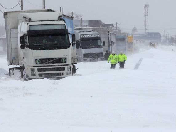Şase drumuri naţionale, închise din cauza zăpezii şi a viscolului. Vezi situaţia traficului rutier