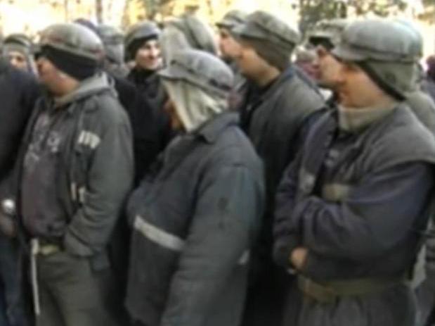 Sute de mineri protestează în curtea sediului CNH Petroşani. Ei ameninţă că vor veni în Bucureşti