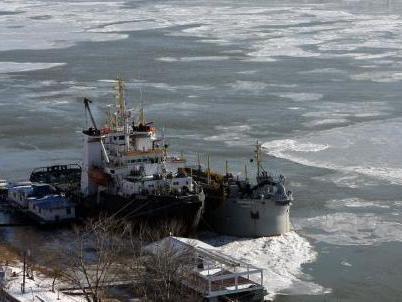 Un convoi de barje, prins în gheţuri pe Canalul Dunăre-Marea Neagră