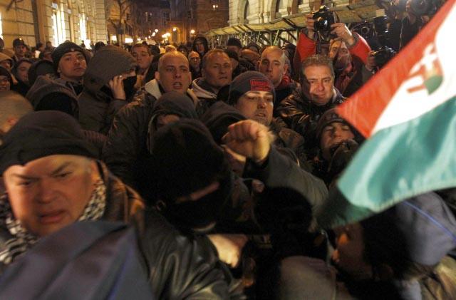 Proteste violente la Budapesta faţă de numirea unui actor extremist la conducerea unui teatru