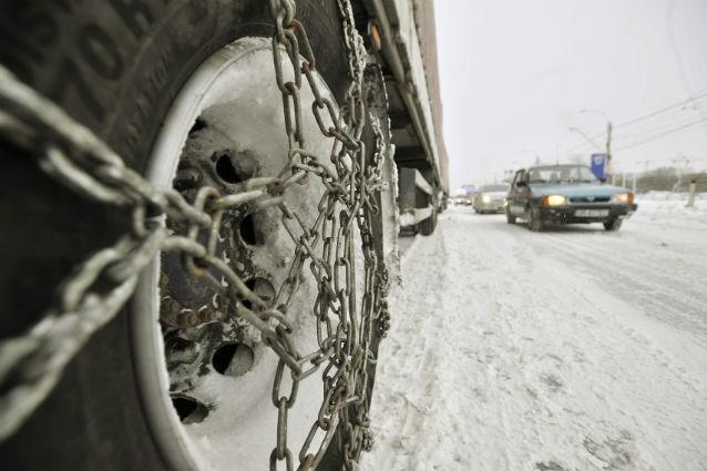 Judeţul Vrancea, paralizat de zăpadă. Punctele de trecere a frontierei din sud, Giurgiu, Bechet, Calafat şi Negru Vodă vor fi închise. Vezi lista drumurilor cu circulaţie închisă la acestă oră