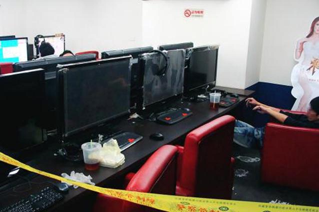 Un mort în internet-cafe, ignorat de jucători. Vezi ce juca online şi câte ore au stat ceilalţi jucători alături de decedat