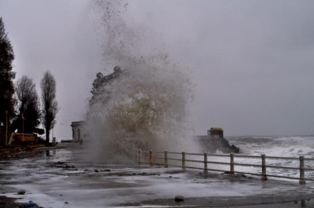 Vezi cum arată o furtună de gradul 8 din 10 de pe faleza Cazinoului din Constanţa (GALERIE FOTO) 7417755