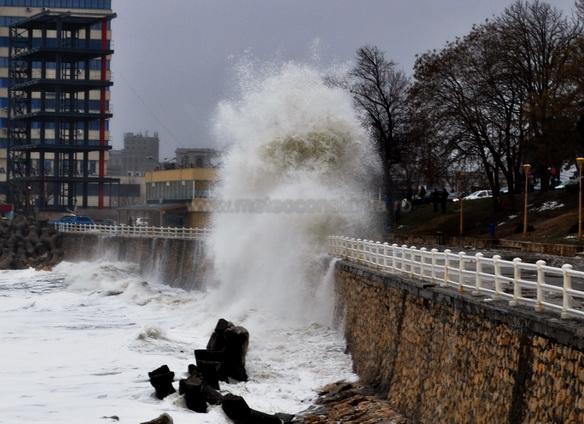 Vezi cum arată o furtună de gradul 8 din 10 de pe faleza Cazinoului din Constanţa (GALERIE FOTO) 7417756
