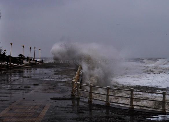 Vezi cum arată o furtună de gradul 8 din 10 de pe faleza Cazinoului din Constanţa (GALERIE FOTO) 7417757