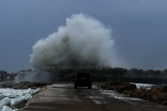 Vezi cum arată o furtună de gradul 8 din 10 de pe faleza Cazinoului din Constanţa (GALERIE FOTO) 7417759