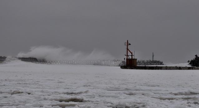 Vezi cum arată o furtună de gradul 8 din 10 de pe faleza Cazinoului din Constanţa (GALERIE FOTO) 7417760
