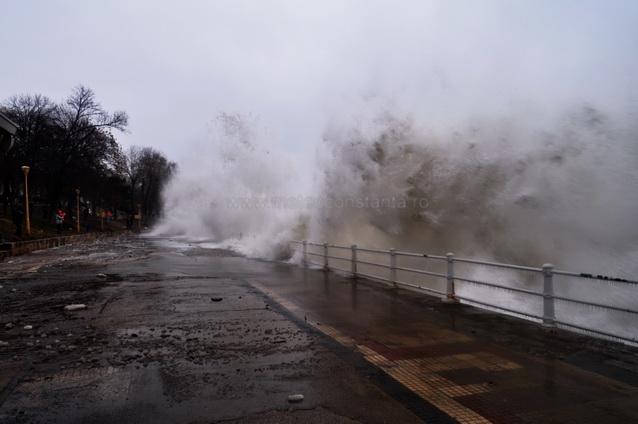 Vezi cum arată o furtună de gradul 8 din 10 de pe faleza Cazinoului din Constanţa (GALERIE FOTO) 7417761