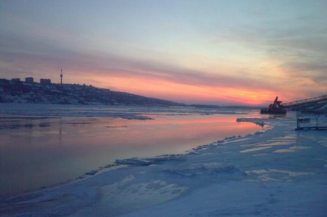 Apus de soare pe Dunărea îngheţată