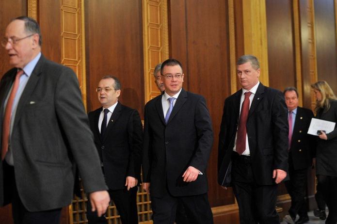 Cabinetul lui Mihai Răzvan Ungureanu a fost învestit. Oltean, pe holurile Parlamentului: "Avem Guvern!"