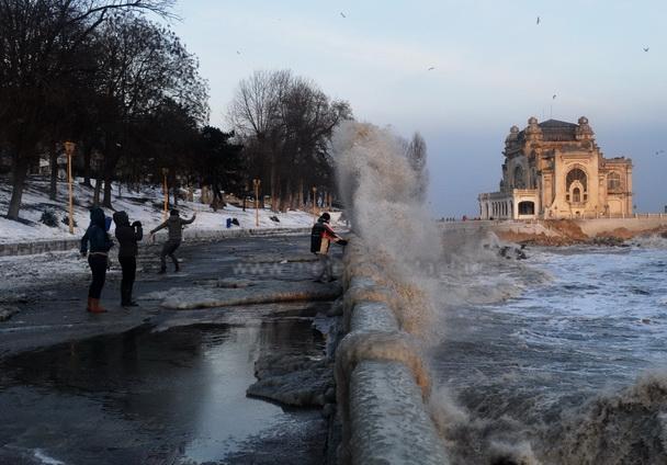 Cazinoul din Constanta si faleza  atacate de furtuna de gradul 9 (GALERIE FOTO) 7462381