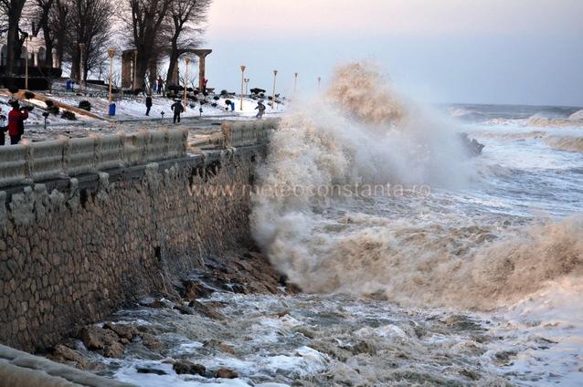Cazinoul din Constanta si faleza  atacate de furtuna de gradul 9 (GALERIE FOTO) 7462383