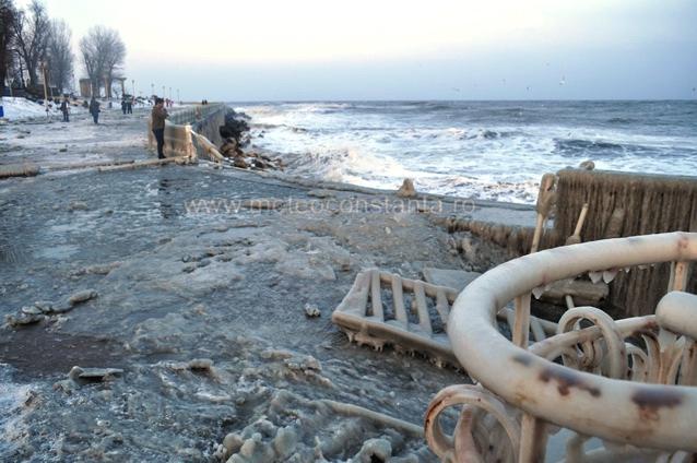 Cazinoul din Constanta si faleza  atacate de furtuna de gradul 9 (GALERIE FOTO) 7462384