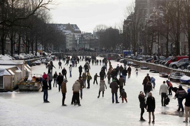 Canalele din Amsterdam au îngheţat: liber la patinaj (VIDEO)