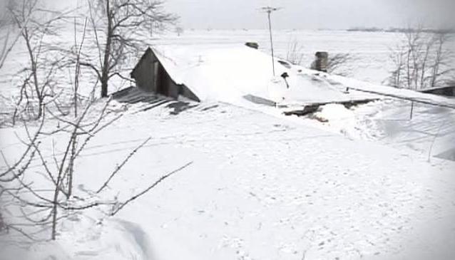 Situaţie dramatică în Buzău: Sate îngropate de zăpadă, mii de oameni izolaţi. Şefii M.A.I, trimişi de noul ministru la deszăpezire (VIDEO)