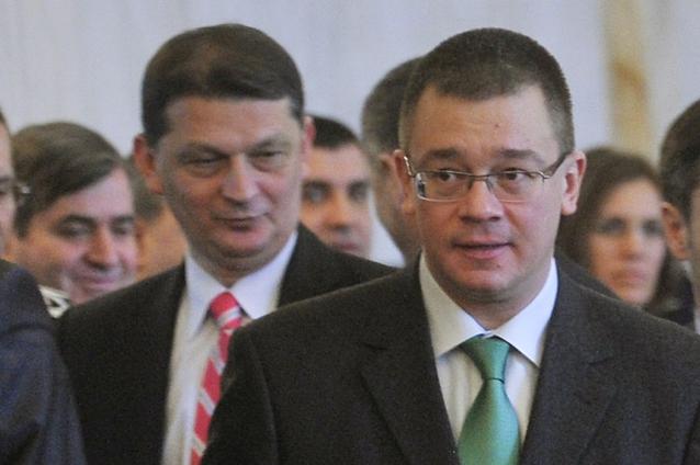 Mihai Răzvan Ungureanu împreuna cu miniştrii Internelor şi Apărării s-au deplasat cu elicopterul în Vrancea