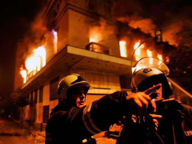 Centrul Atenei, în flăcări. Parlamentul elen a avizat un nou program de austeritate (VIDEO)